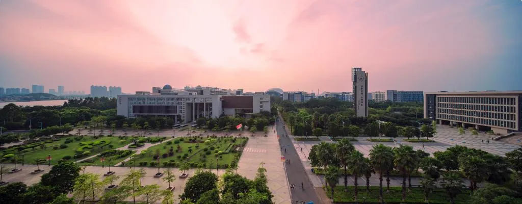 Guangzhou University campus grounds and academic buildings